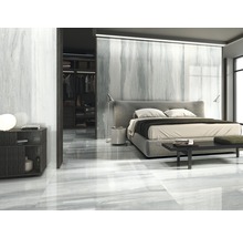 Moderne slaapkamer met tegelvloer, bed en kledingkast