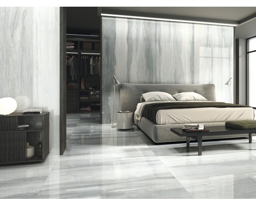Moderne slaapkamer met tegelvloer, bed en kledingkast