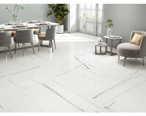 Lichte ruimte met witte vloertegels in marmerlook, eethoek en zitgelegenheid