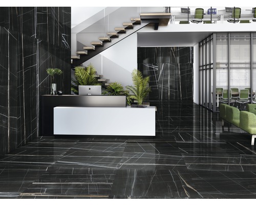 Elegante ontvangsthal met vloer- en wandtegels in marmerlook, trap en kantoorruimte