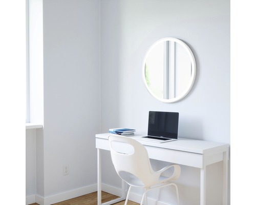 Lichte studeerkamer met bureau, stoel, laptop, notitieboeken en een ronde spiegel met ledverlichting