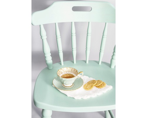 Houten stoel met theekopje en koekjes