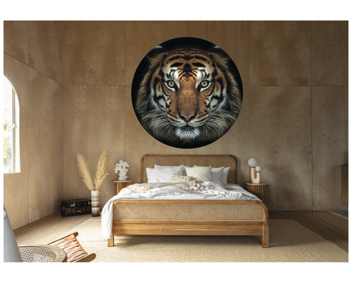 Slaapkamer met een muursticker van een tijger en een bed van rotan.