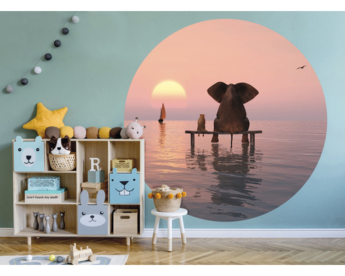 Kinderkamer met muursticker met olifant en meer, plank en speelgoed