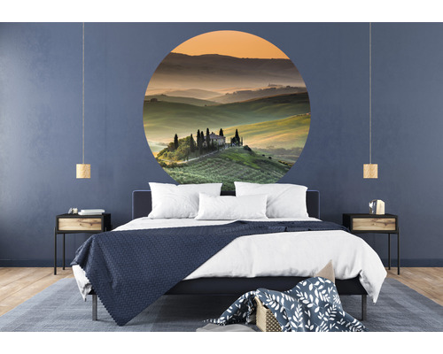 Slaapkamer met bed en muurschildering met landschapmotief