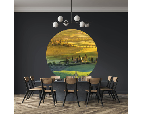 Eettafel met stoelen voor wandtattoo met landschap in een eetkamer.