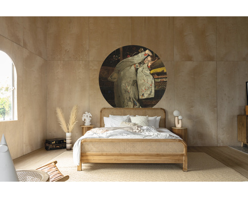 Slaapkamer met houten bedframe, ronde wanddecoratie en minimalistisch design