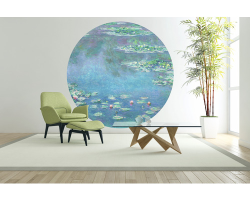 Woonkamer met fauteuil, tafel en muurschildering met waterlelies