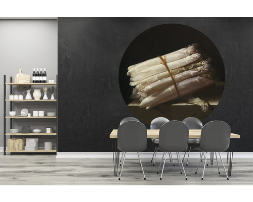 Kamer met eettafel, rek en behang met aspergemotief