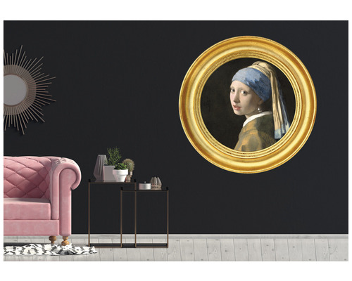 Schilderij met gouden lijst van een meisje met een parel, onderdeel van een kamerdecoratie