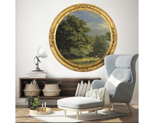 Woonkamer met fauteuil en ronde ingelijste landschapsschildering aan de muur