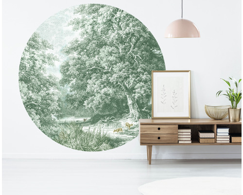 Wanddecoratie met een rond bosmotief en herten boven een dressoir