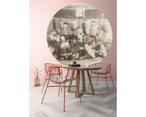 Scene met ronde eettafel, stoelen en muurschildering met Japans lantaarnmotief.