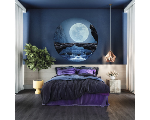 Slaapkamer met bed, kamerplant, lamp en muurschildering met maanmotief