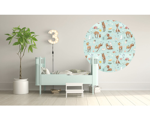 Kinderkamer met mintkleurig bed, plant, verlicht cijfer drie en ronde wanddecoratie met dierenmotief