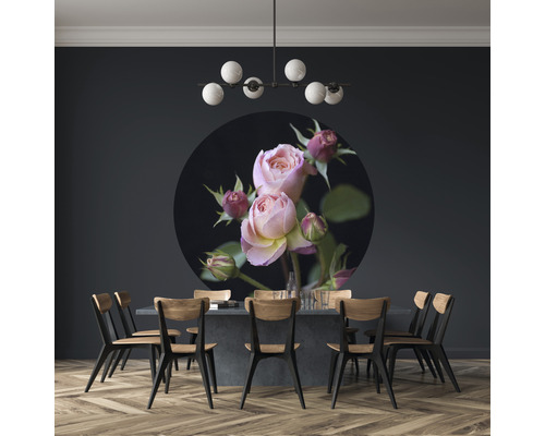 Decoratieve eetkamer met eettafel, stoelen, hanglamp en muurschildering met rozenmotief