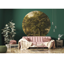 Woonkamer met een rond fotobehang met een boslandschap, een bank, een bijzettafel en een kamerplant
