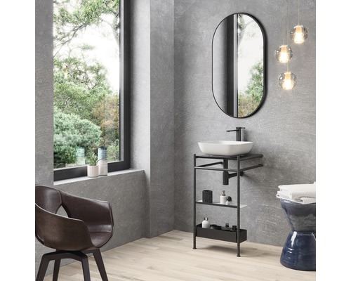 Moderne badkamer met wastafel, spiegel en stoel.