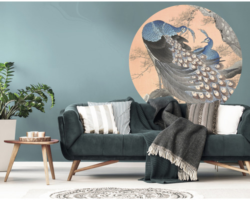 Woonkamer met muursticker met pauwmotief boven een bank