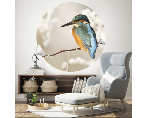 Muurschildering met een ijsvogel op een tak in een woonkamer.