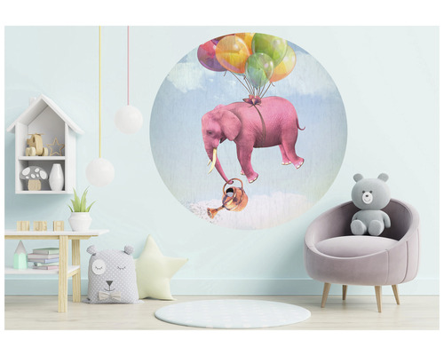 Kinderkamer met muursticker van een roze olifant die aan ballonnen en een gieter hangt.