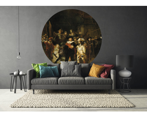 "Woonkamer met bank, vloerkleed en muursticker in de stijl van het schilderij ""De Nachtwacht"" van Rembrandt"