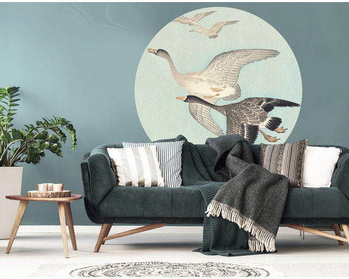 Kameroverzicht met bank, tafel, kamerplant en muursticker met vogelmotief