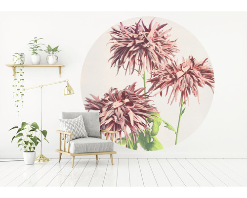 Woonkamer met fauteuil, staande lamp, kamerplanten en een muurschildering met bloemmotief