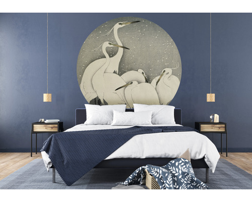 Slaapkamer met tweepersoonsbed, nachtkastjes, hanglampen en muurschildering met reigermotieven