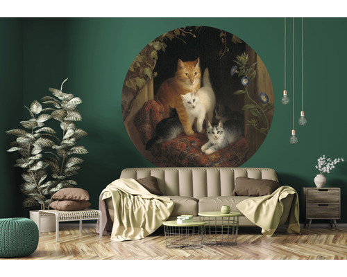 Woonkamer met muursticker kattenmotief boven een bank