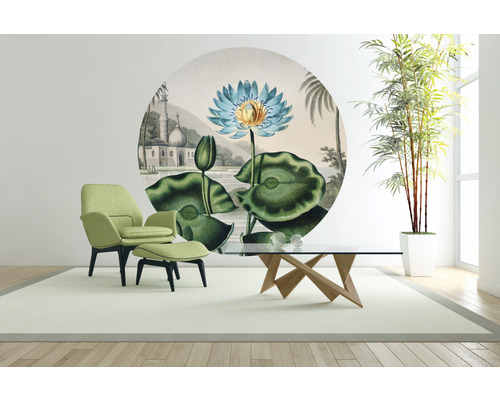 Woonkamer met fotobehang, fauteuil, voetenbank, tafel en kamerplant