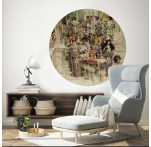 Woonkamer met muursticker, fauteuil en houten plank