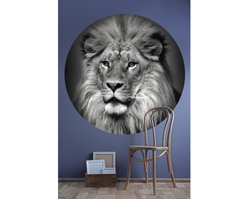 Wanddecoratie met leeuwenmotief, stoel en decoratie in de kamer.