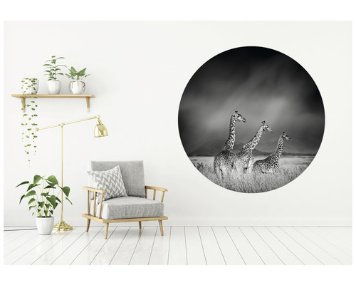 Decoratieve muursticker met giraffenmotief in een woonkamer