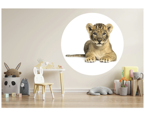 Kinderkamer met kindermeubels en muursticker leeuwenwelp