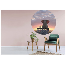 Woonkamer met muursticker, fauteuil en bijzettafel