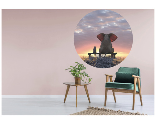 Woonkamer met muursticker, fauteuil en bijzettafel