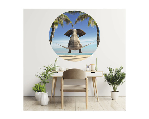 Decoratieve muursticker met een olifant in een hangmat tussen palmbomen op het strand