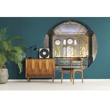 Woonkamer met een vintage kast, een kamerplant en wanddecoratie met architecturale elementen.