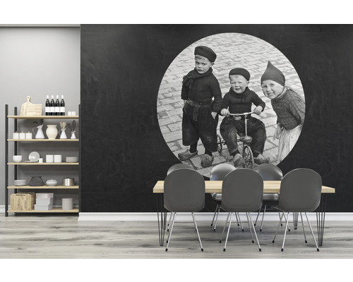 Woonkamer met plank, eettafel en fotobehang met kinderen