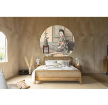 Slaapkamer met houten bed en ronde wanddecoratie met Japans motief