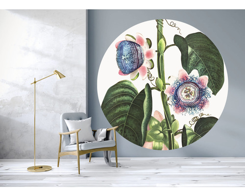 Een kamer met een staande lamp, een fauteuil en een muursticker met plantmotief