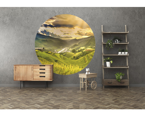 Decoratieve muurschildering van rijstterrassen in een woonkamer