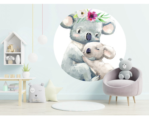 Kinderkamer met muursticker, tafeltje, rekken en fauteuil