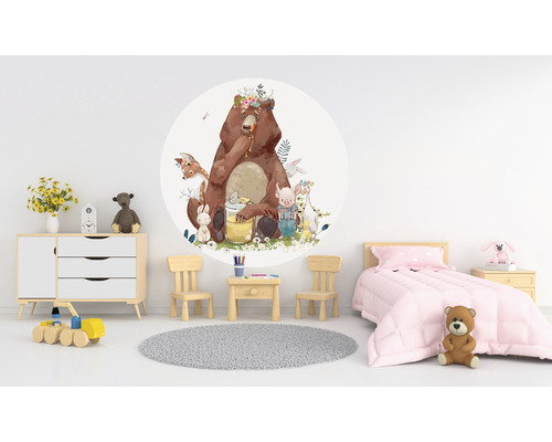 Kinderkamer met muursticker beer, commode, bed en speelgoed
