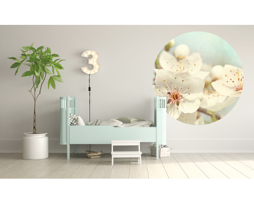 Lichte kinderkamer met bed, plant, lichtgevend cijfer en muurschildering