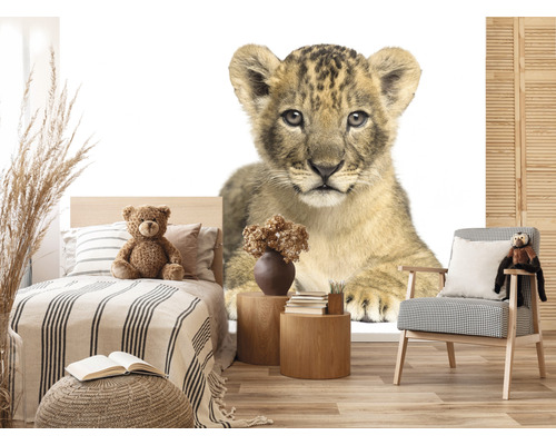 Decoratieve slaapkamer met een muurschildering van een leeuwenwelp