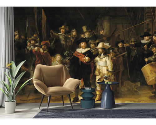 Decoratieve woonkamer met fauteuil, bijzettafels en een behang dat een kunstgalerie voorstelt