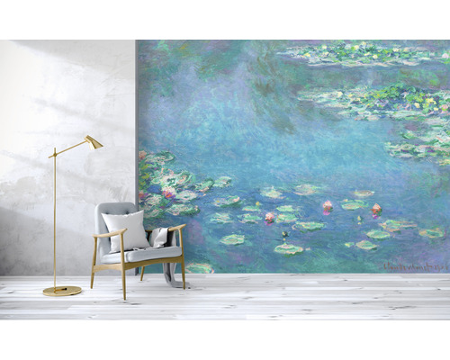 Woonkamer met behang van een vijver met waterlelies, een staande lamp en een fauteuil