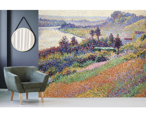 Scène met fauteuil, ronde spiegel en landschapbehang